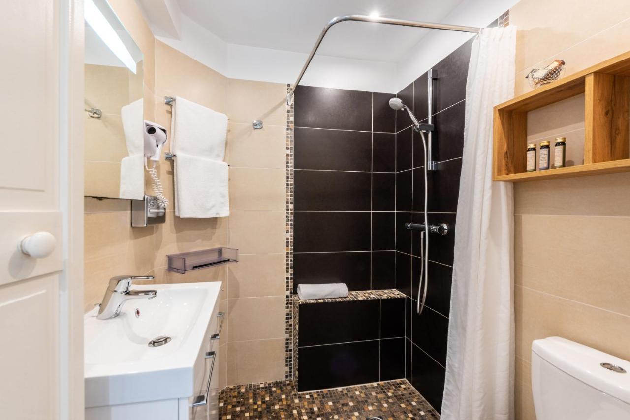 Mas Djoliba Hotel อองทีบส์ ภายนอก รูปภาพ