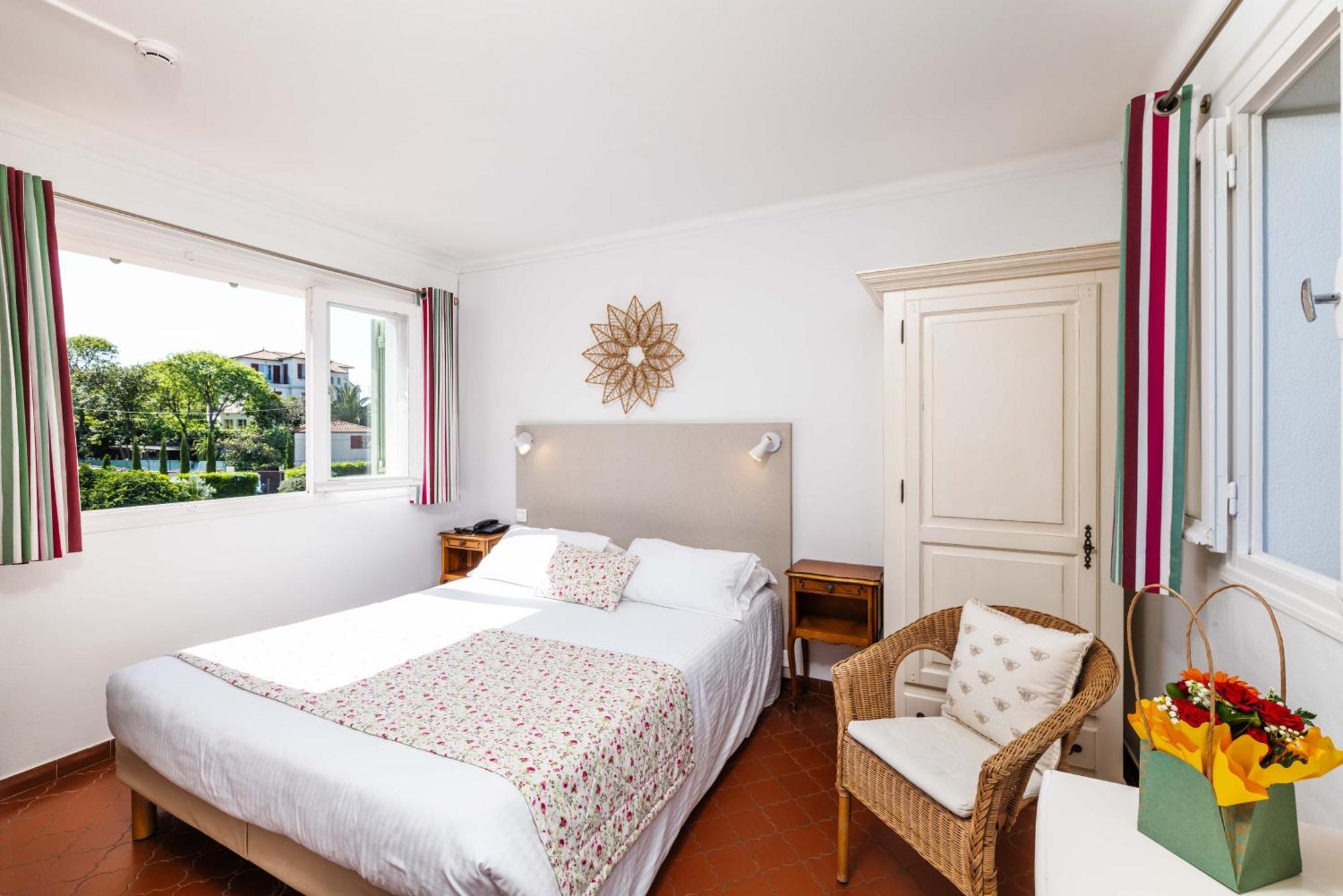 Mas Djoliba Hotel อองทีบส์ ห้อง รูปภาพ